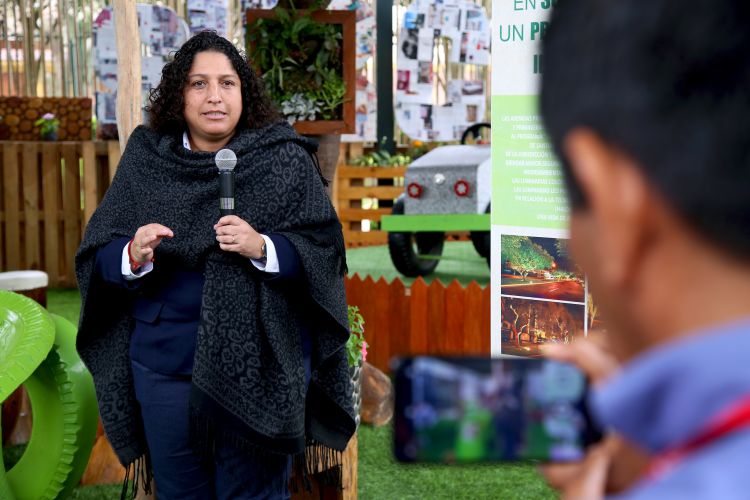 La ministre de l'Environnement du Pérou, Fabiola Muñoz, a travaillé pendant deux heures et avec les médias des périodiques.
