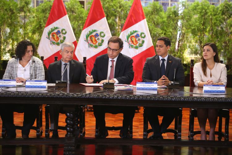 El presidente peruano, Martín Vizcarra Conejo, promulga da Ley Marco sobre el Cambio Climático