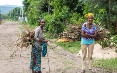 Deux femmes Ari portent chacune une charge de bois de chauffage dans un village près de Jinka dans la vallée de l'Omo.