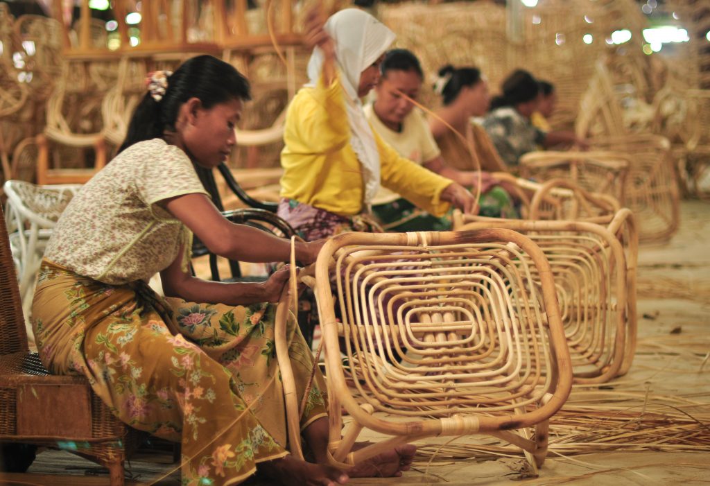 Faire de l'artisanat. L'Indonésie, en particulier sur l'île de Java, compte de nombreuses petites et moyennes entreprises fabriquant des objets artisanaux pour le marché intérieur et l'exportation.