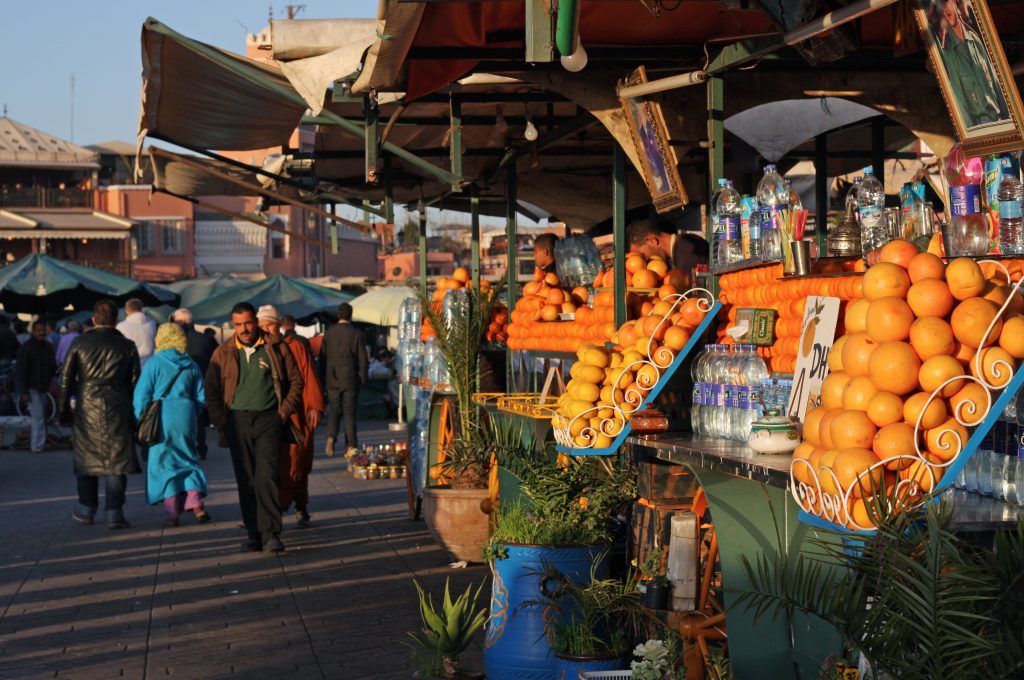 Marrakech, Maroc - 12 septembre 2014 : Stand de marché avec des fruits frais et des jus sur la place principale de la ville de Marrakech.