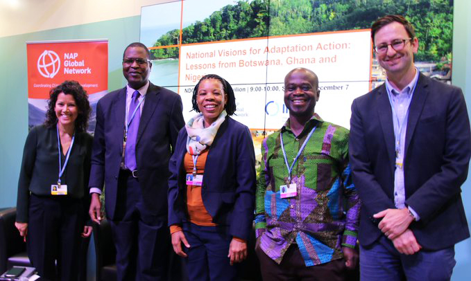 (LR) Anne Hammill, directrice du secrétariat du réseau mondial NAP ; Dr Peter Tarfa, Département du changement climatique du Nigeria ; Janet Selato, Département des services météorologiques du Botswana ; Dr Antwi-Boasiako Amoah, Agence de protection de l'environnement du Ghana ; et Alec Crawford, Réseau mondial NAP.