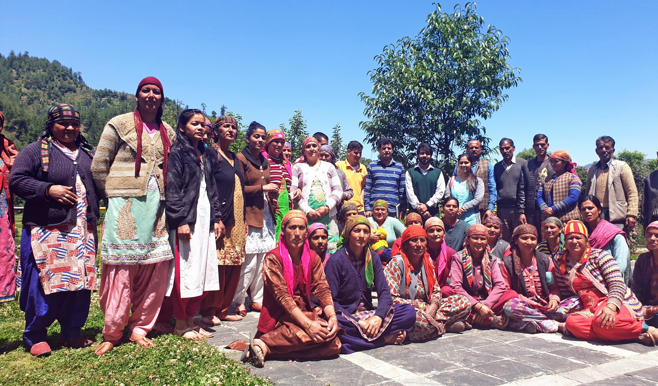 Grupo de agricultores y aldeanos de la India apoyados por el gobierno.