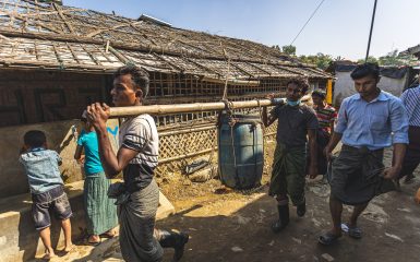 Camp de réfugiés rohingyas 11 (blocs A, C, F, G, D) : deux hommes rohingyas transportant de l'eau potable jusqu'à leur abri