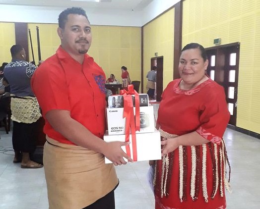 Miembros del Gobierno de Tonga posa para una foto con el nuevo equipo.