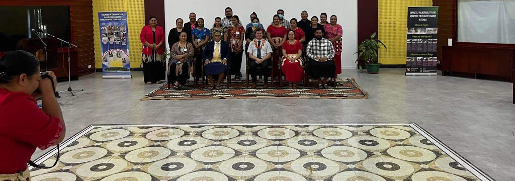 Miembros del Gobierno de Tonga posa para una foto con el nuevo equipo.