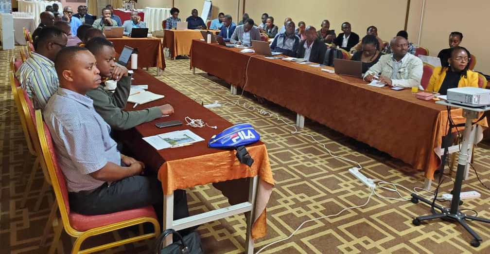 Participants à l'atelier de suivi et d'évaluation au Rwanda regardant une présentation