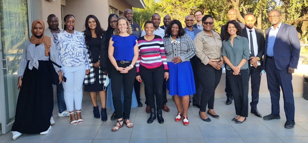 Participantes del evento de aprendizaje entre pares sobre monitoreo, evaluación y aprendizaje en Gaborone, Botswana