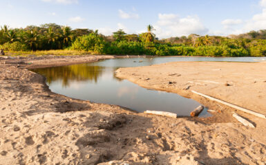Photographie d'une embouchure de rivière asséchée au Costa Rica (Pavones), près de la frontière du Panama.