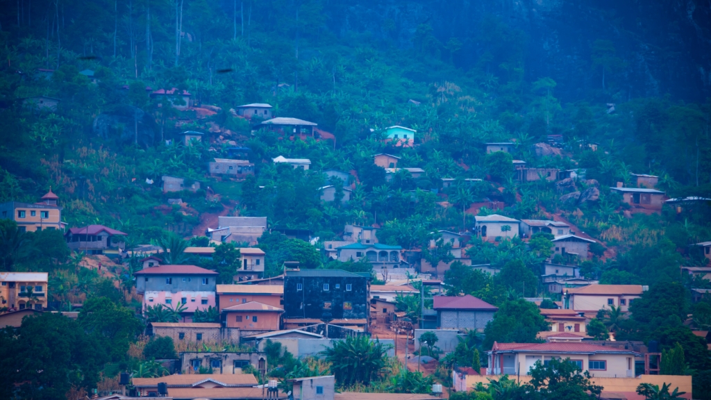 Imagen de casas y árboles en una colina en Yaundé, Camerún