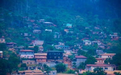 photo de maisons et d'arbres sur une colline à Yaoundé, Cameroun